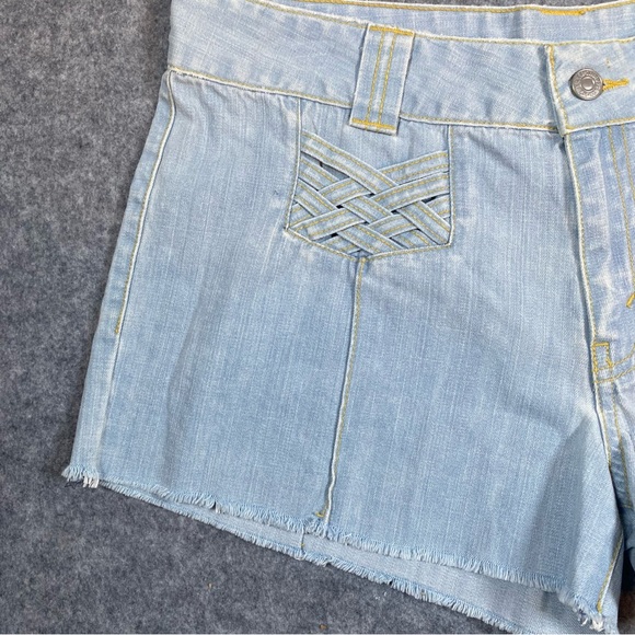 Vintage Levi’s Denim Shorts, Light Wash, Woven Pockets, Raw Hem Size 13 - Picture 2 of 11